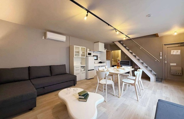 Modern 2-Story Apt Near Peace Park Sleeps 10