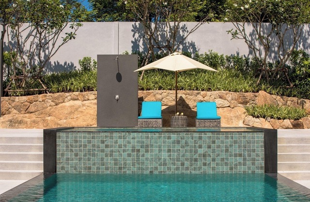 Modern 2-BR townhouse walking distance to the beach