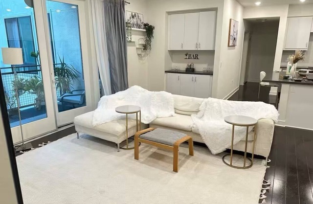 Modern 2b2b Home w Pool/Gym