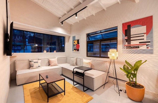 Modern 2BD apt near parque lleras, AC & Fast WiFi