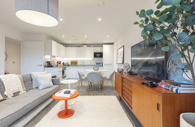 Modern 2BD Apt w/Balcony and Parking - Near London
