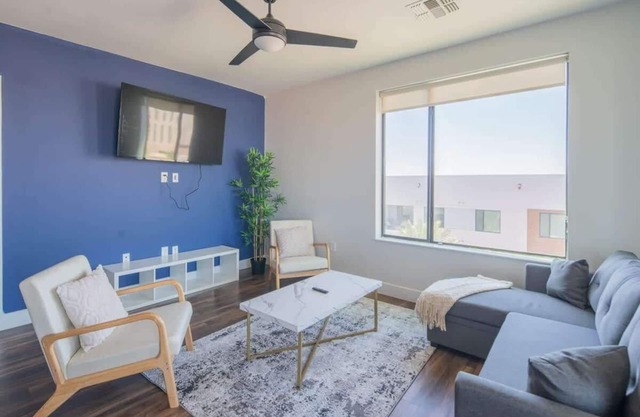 Modern 2BD in Tempe | Pool, Gym, Parking, Sleeps 6