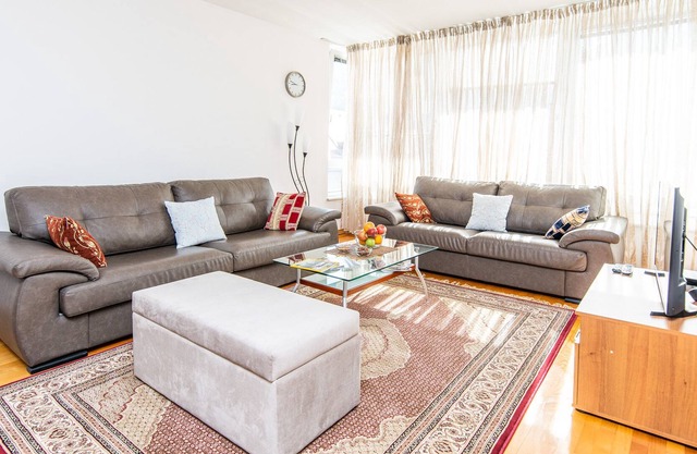 Modern 2bdr Apartment in the Center- Free Parking