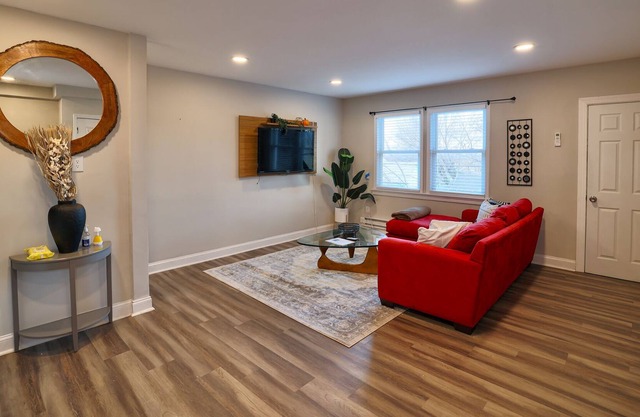 Modern 2br 1ba Apt Unit in Historic District