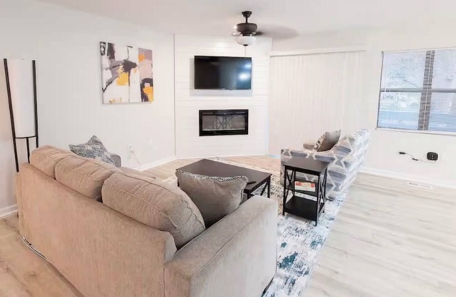 Modern 2BR/2BA peaceful forest-view condo in Westminster, near Lakes and Clemson