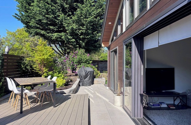 Modern 2BR-2Bath, AC, 2 min to Bellevue Sq, Kitchen, Fenced yard, Pet ok, Oct %