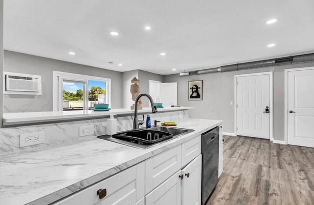 Modern 2BR Apartment Near Texas Live Entertainment