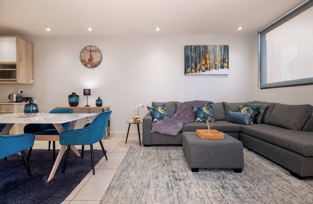 Modern 2BR Apartment with Pool and Gas Braai