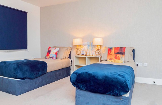 Modern 2BR Apt w/Balcony & Free Parking