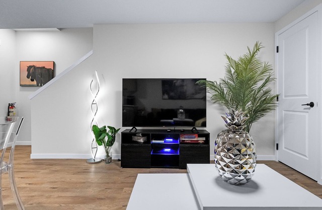 Modern 2BR | Calgary| Near U of C, Hospitals & Banff. Family & Business Friendly