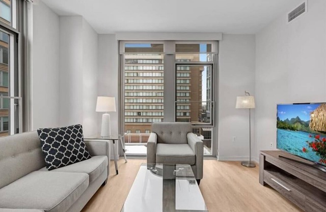 Modern 2BR | Full Kitchen | Near Crystal City Shops | By GLS