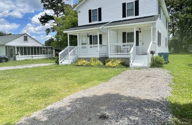 Modern 2BR Getaway: Walk to Chowan University & Local Eats!