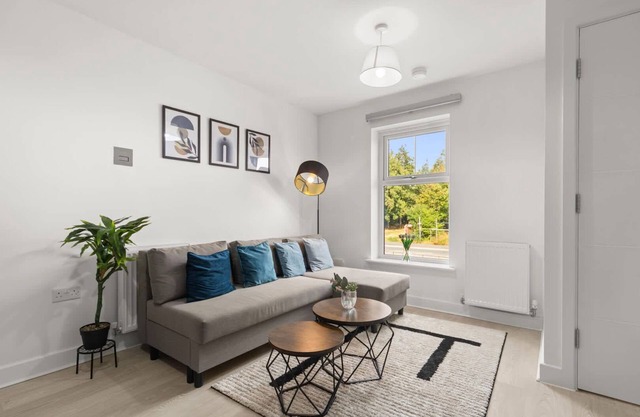 Modern 2BR Home Free Parking Ideal for Long Stays