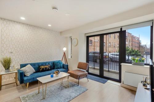 Modern 2BR in Bedford, Parking, Free WiFi, Gym and Cinema room