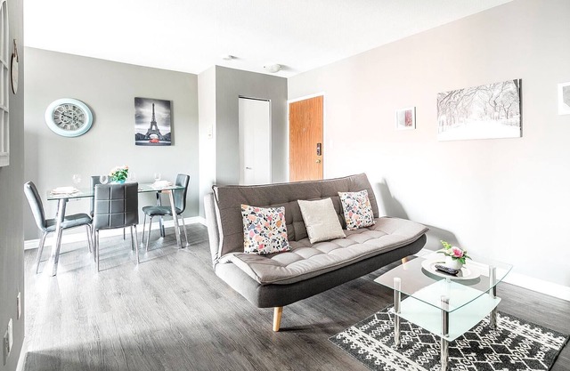 Modern 2BR - King Bed Apartment - PRIME Location!