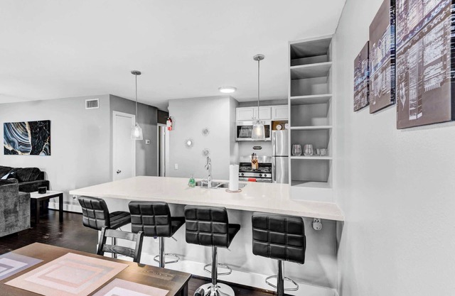 Modern 2BR Montrose Walkable Parking Crib