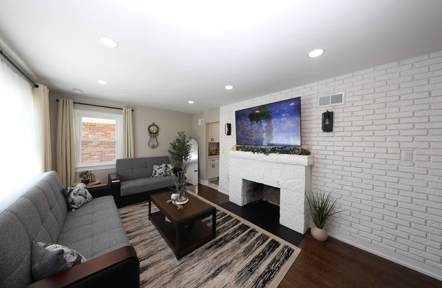Modern 2BR Oak Lawn Home - Easy Commute to Chicago, Perfect for Longer Stays