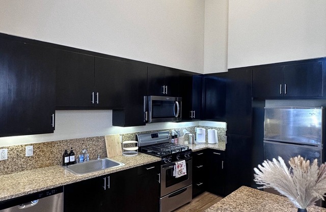 Modern 2BR with Sleeping Loft and Mountain View with 3 mins to Oldtown