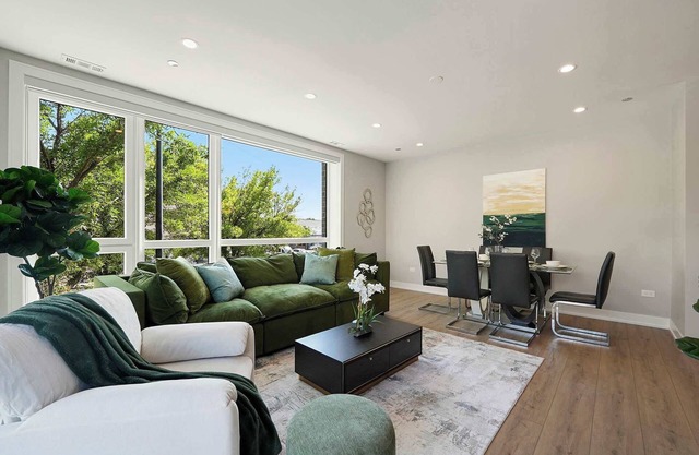 Modern 2BR2BA Condo Free Parking and Balcony
