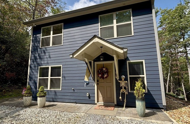 Modern, 3/2 bed with fireplace, screened porch, & outdoor seating area.