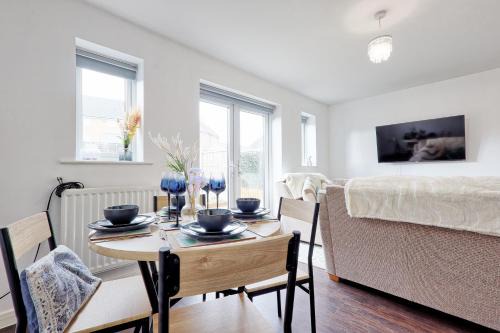 Modern 3-Bed 3-Bath Home - Quiet Road - Parking For 2 Cars - LMV Property