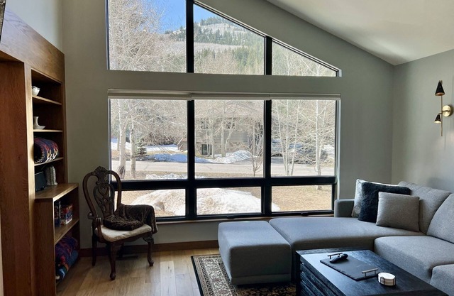 Modern 3 bed 3 bath house with hot tub, new furnishings near Beaver Creek/Vail