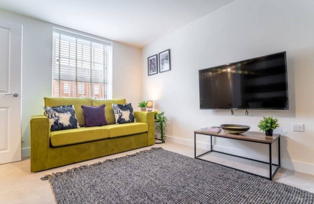 Modern 3 bed house - Wi-Fi and off-road parking