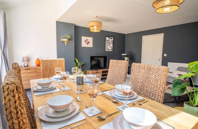 Modern 3 bed house, 2.5 baths with wi-fi & parking
