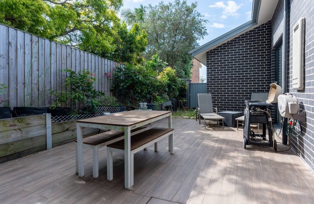 Modern 3-Bed Townhouse with Alfresco Dining & BBQ