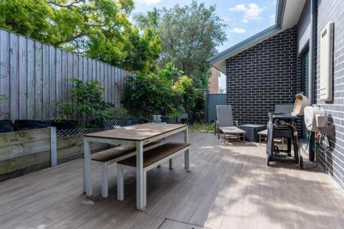 Modern 3-Bed Townhouse with Alfresco Dining & BBQ