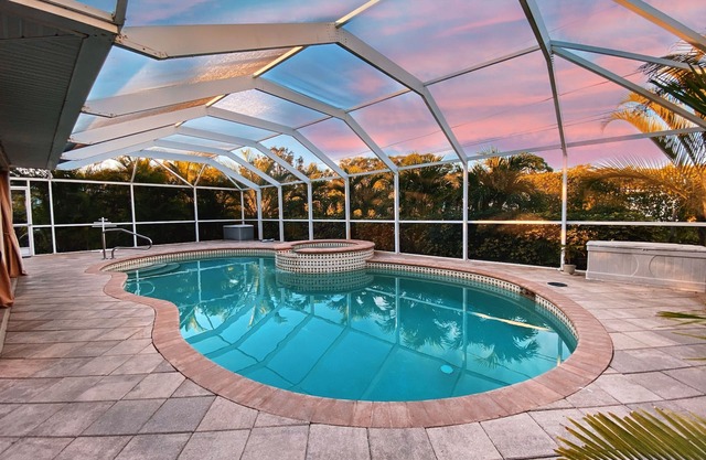 Modern 3 bedroom, 2 bath getaway with HEATED private pool and jacuzzi