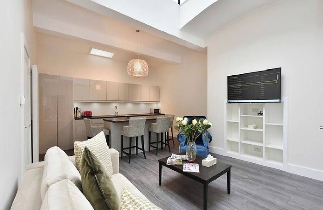 Modern 3 bedroom flat in South Kensington
