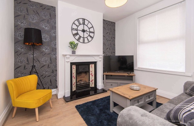 Modern 3 Bedroom Home in Central Rugby w Parking