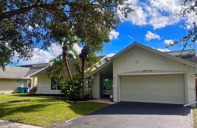 Modern 3-bedroom pool home with WiFi and AC 2 full bathroom in Lauderhill.