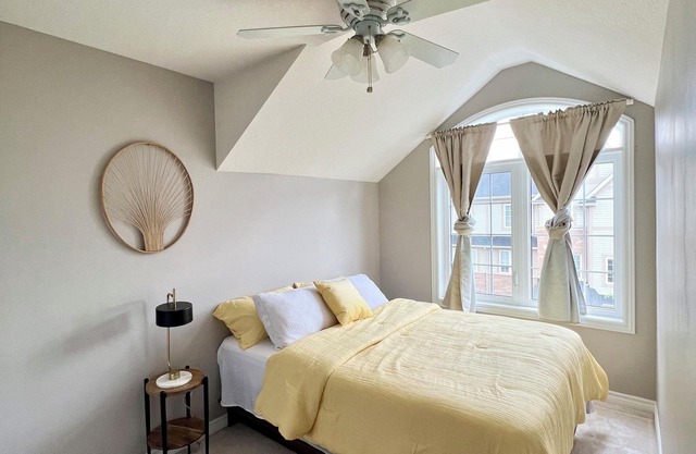 Modern 3 Bedroom Townhouse w/Parking and Office