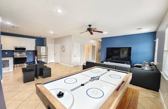 Modern 3 Bedroom with 85" TV, Air Hockey, BBQ, Ping Pong, Foosball & More