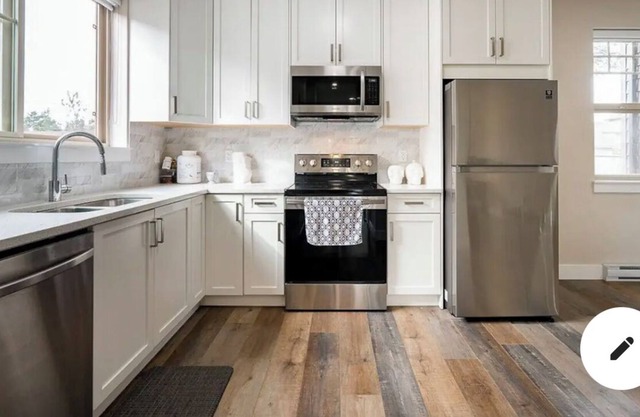 Modern 3 beds 3 baths luxury townhome in central location close SFU, mall, etc