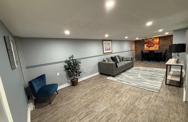 Modern 3‑BR Riverside Retreat, 2 Lounges, Near Casino & Riverfront.