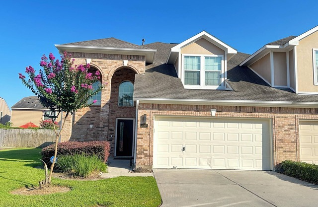 Modern 3BD/2.5BA Gated Townhome in Great Location! Close to Everything!