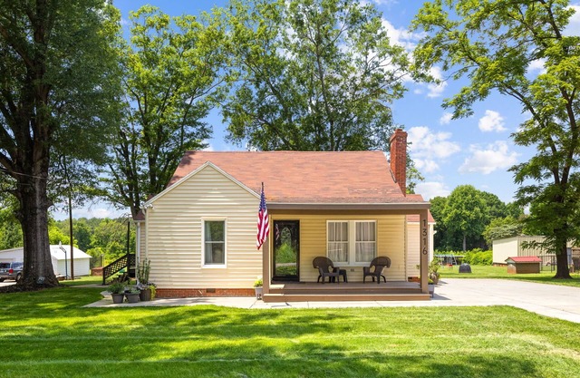 Modern 3BR Charm In Mooresville/PETS WELCOME