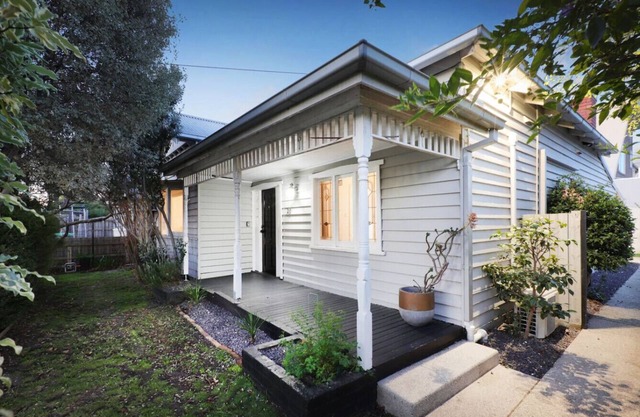 Modern 3BR Family Home in Melbourne | Backyard, Free Parking, Tennis Court, Near Highpoint & 20 Mins to CBD