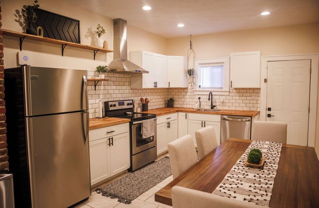 Modern 3BR Near Downtown Indy - 1G Wifi - Smart TV - Full Kitchen - Photo Wall