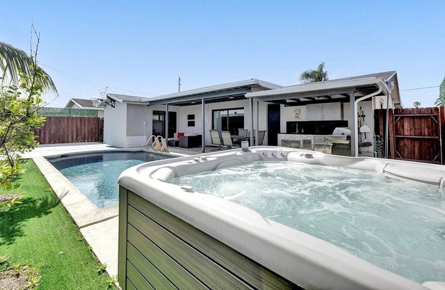 Modern 3BR Near Sawgrass Mall w pool + Hot Tub