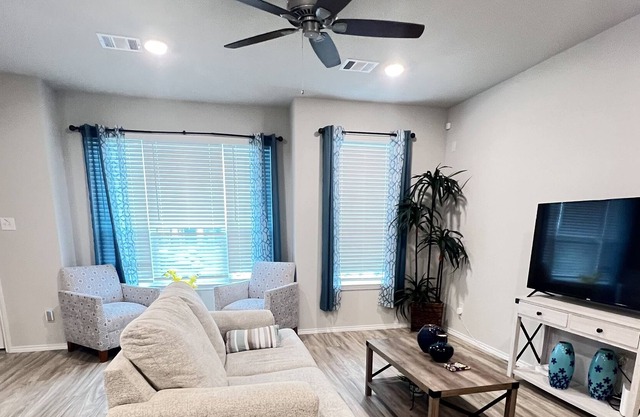 *MODERN 3BR TOWNHOME NEAR DOWNTOWN HOUSTON*