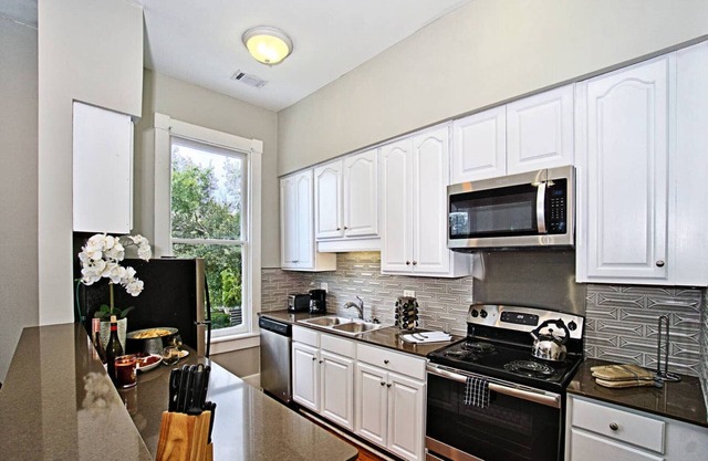 Modern 4 Bed Brownstone in Historic Downtown