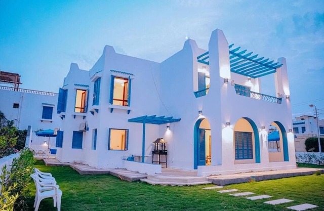 Modern 4 bedrooms Villa with private pool & garden In Tunis village