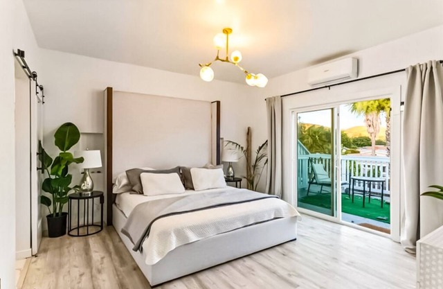 Modern 4 Bed Farmhouse with private Pool