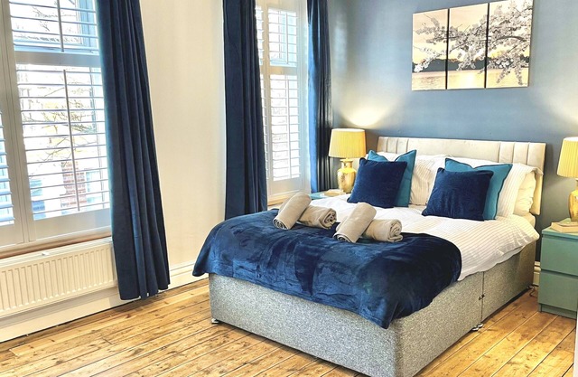 Modern 4-bed stay-away-home sleeps 8 in Preston