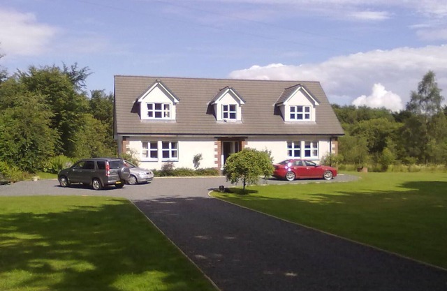 Modern 4 Bedroom Country House with 1 acre gardens
