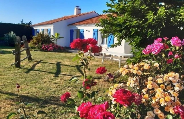 Modern 4-Bedroom Home with Garden, Terrace & WiFi in Bouin